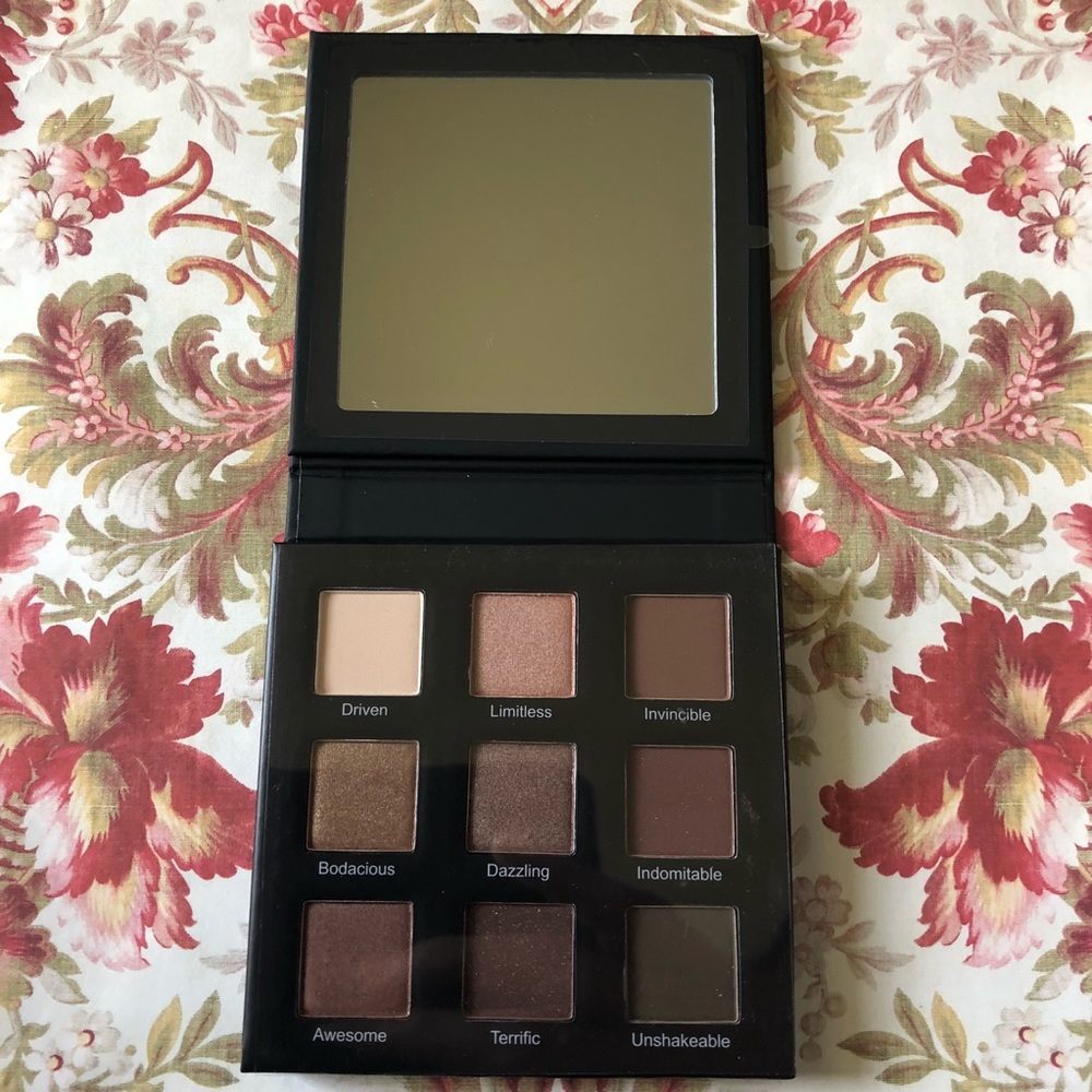 RealHer Play Book Shadow Palette